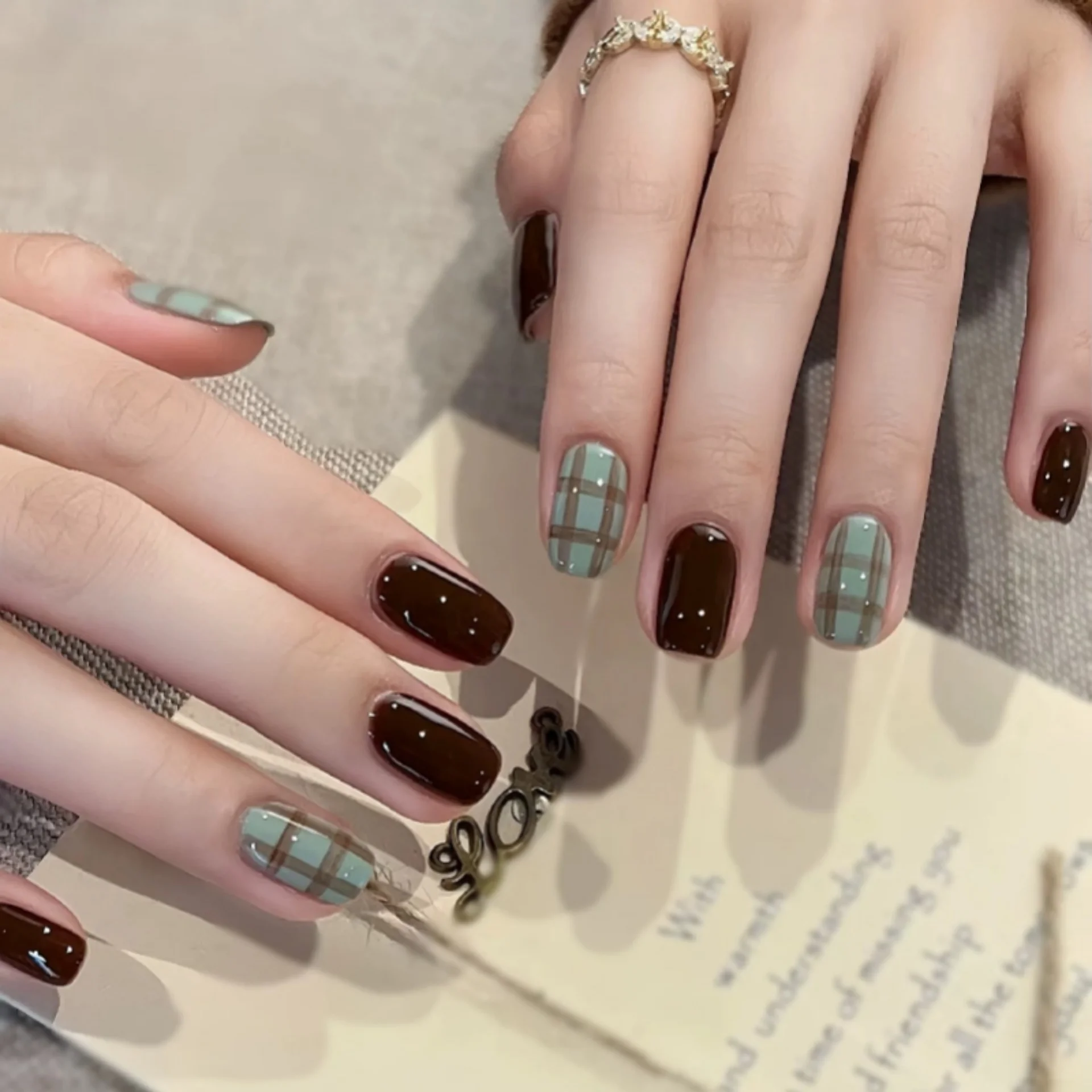 (2469-m) Paquete De 10 Pegatinas Para Uñas Aplicadas A Mano.