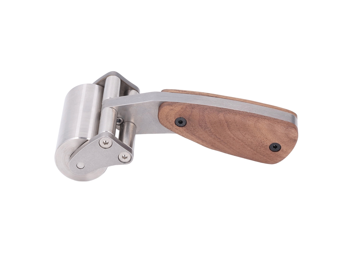 Rodillo De Acero Inoxidable Para Cuero Con Diseño De Doble Rodamiento Para Prensado De Bordes Y Costuras.