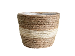 Cesta de paja para plantas verdes y flores frescas.