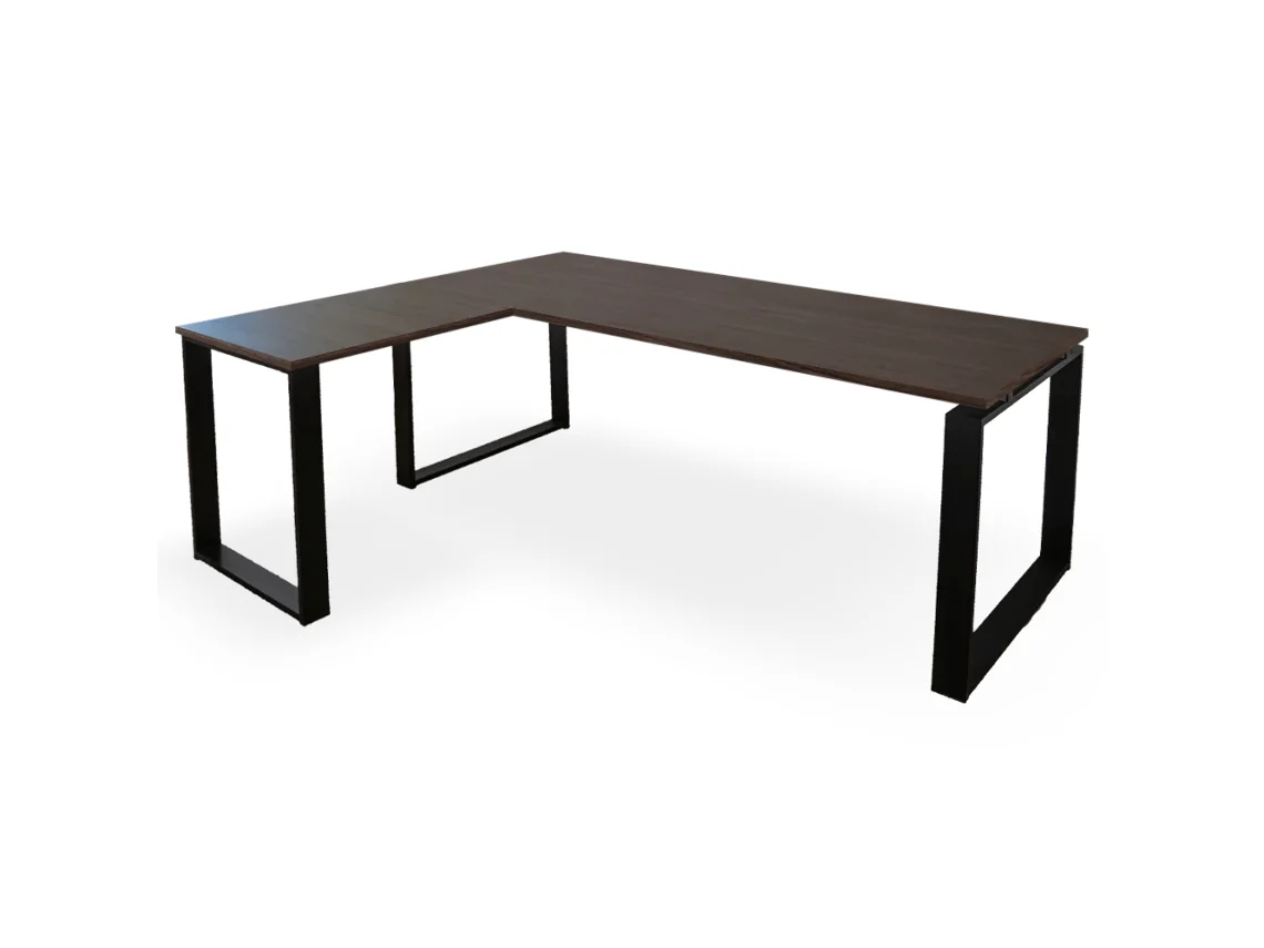 Escritorio esquinero con cajones a la izquierda. Estructura cerrada de metal negro. 75 x 140 x 160 cm. Nogal. Ofilike.