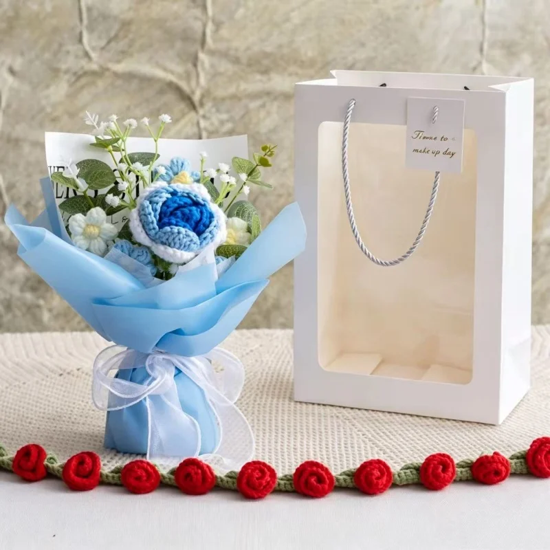 Un Ramo De Rosas Artificiales De Ganchillo, Combinado Con Un Ramo En Un Bolso, Constituye El Regalo Perfecto.