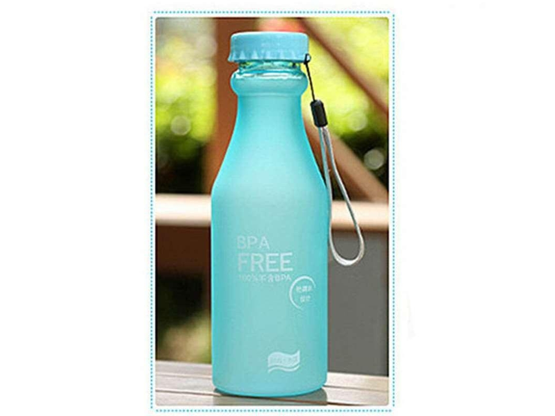 Botella deportiva portátil Mdug de 500 ml con estampado de letras y diseño antifugas (azul cielo)
