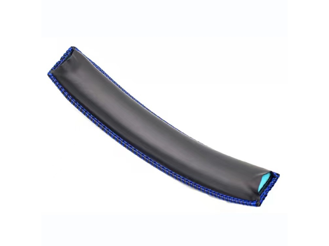 Un par de almohadillas Kingston HyperX Cloud Silver II con costuras negras y azules y una diadema acolchada. Chennnls