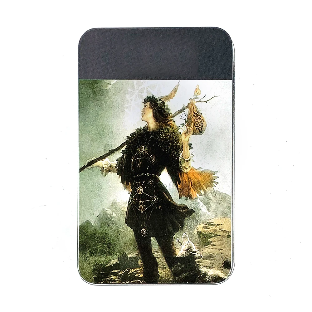 Las Cartas Del Tarot Vienen Empaquetadas En Una Caja Metálica Con Detalles En Lámina De Oro E Incluyen Una Guía En Papel.