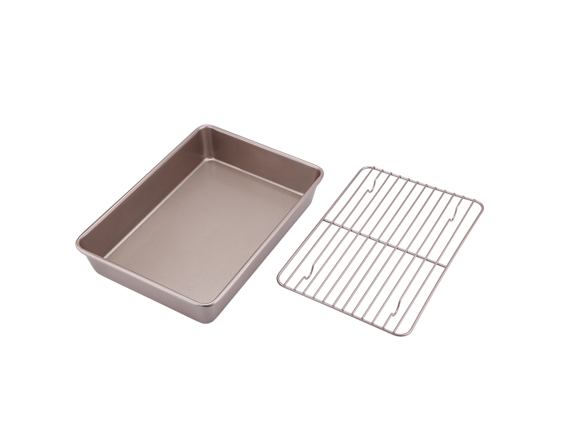 Juego de 2 moldes para hornear dorados de 13 pulgadas y una bandeja para galletas de aluminio natural.