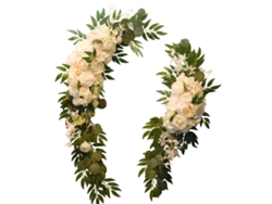 Flores artificiales decoran el arco y el letrero de bienvenida