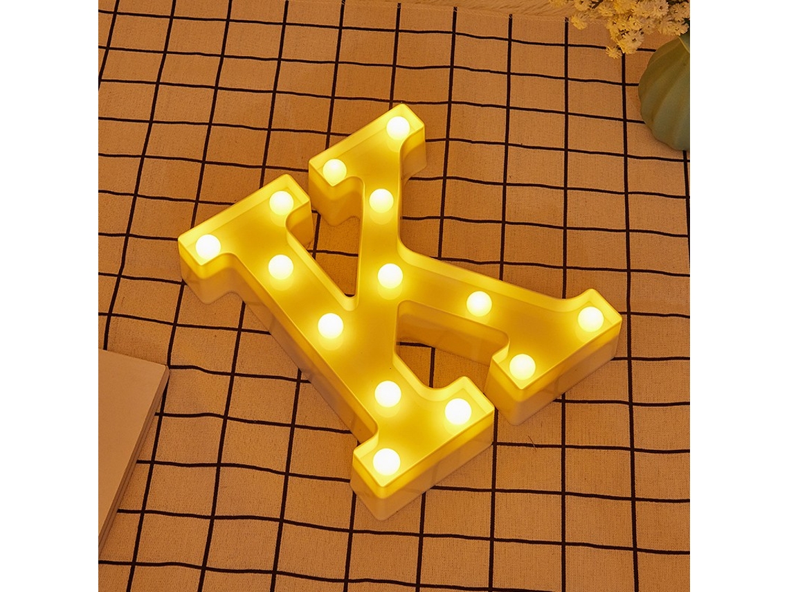 Letra LED K Iluminada con Luz Blanca Cálida, Altura 22cm, Funcionamiento a Pilas 2*AA