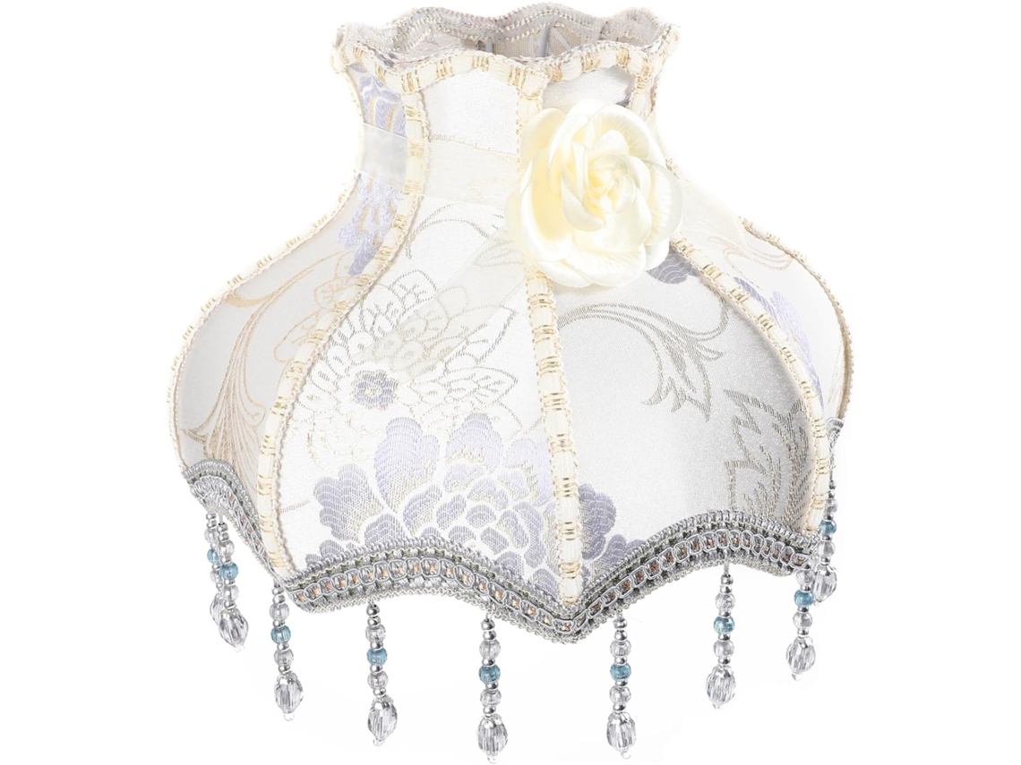 Elegante Pantalla De Lámpara De Tela Beige Con Flecos De Estilo Victoriano, Con Iluminación Suave Y Estructura Simple.