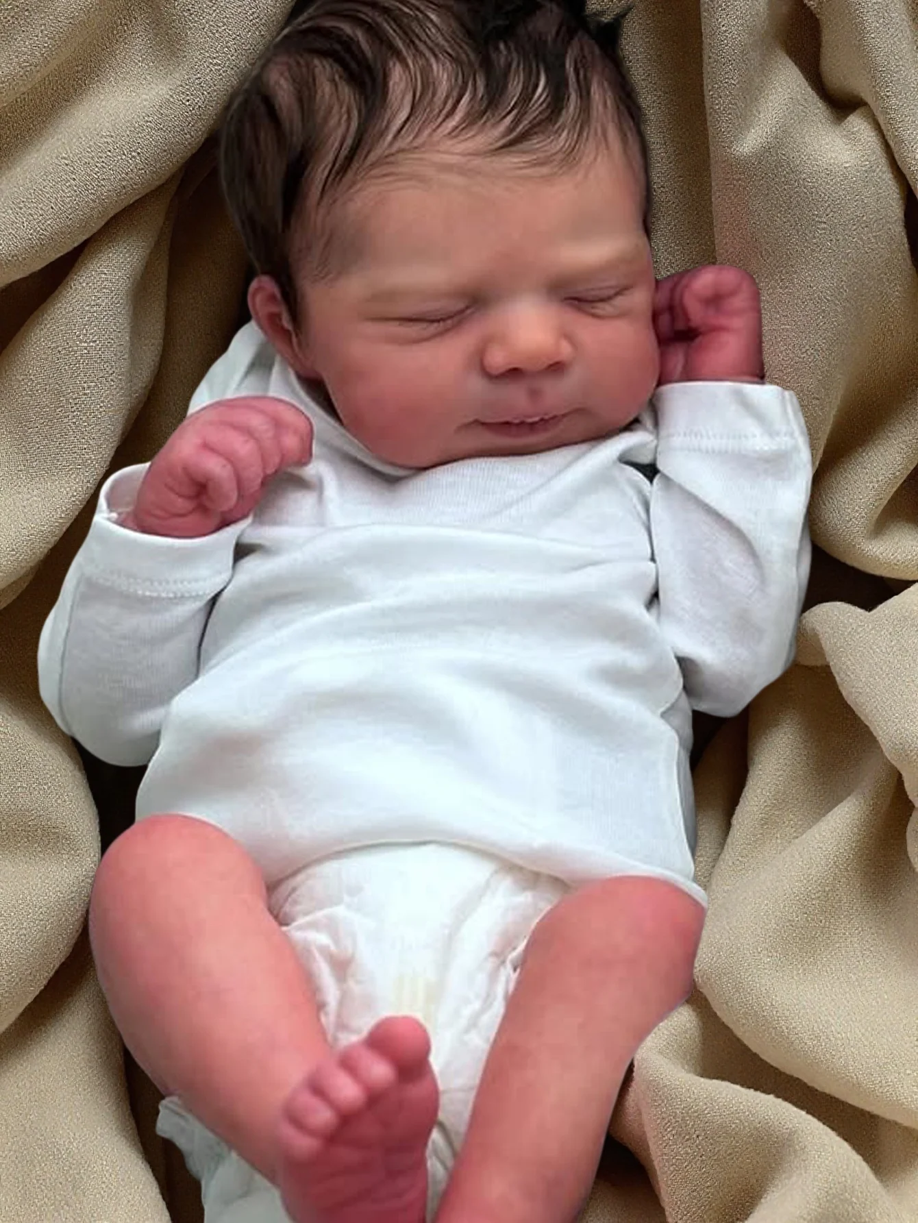 Una muñeca Reborn terminada de 43 cm, idéntica a un bebé real, con piel pintada en 3D.