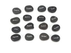16 Piedras Negras Mate Grabadas Para Meditación Y Adivinación Con Letras Divertidas.