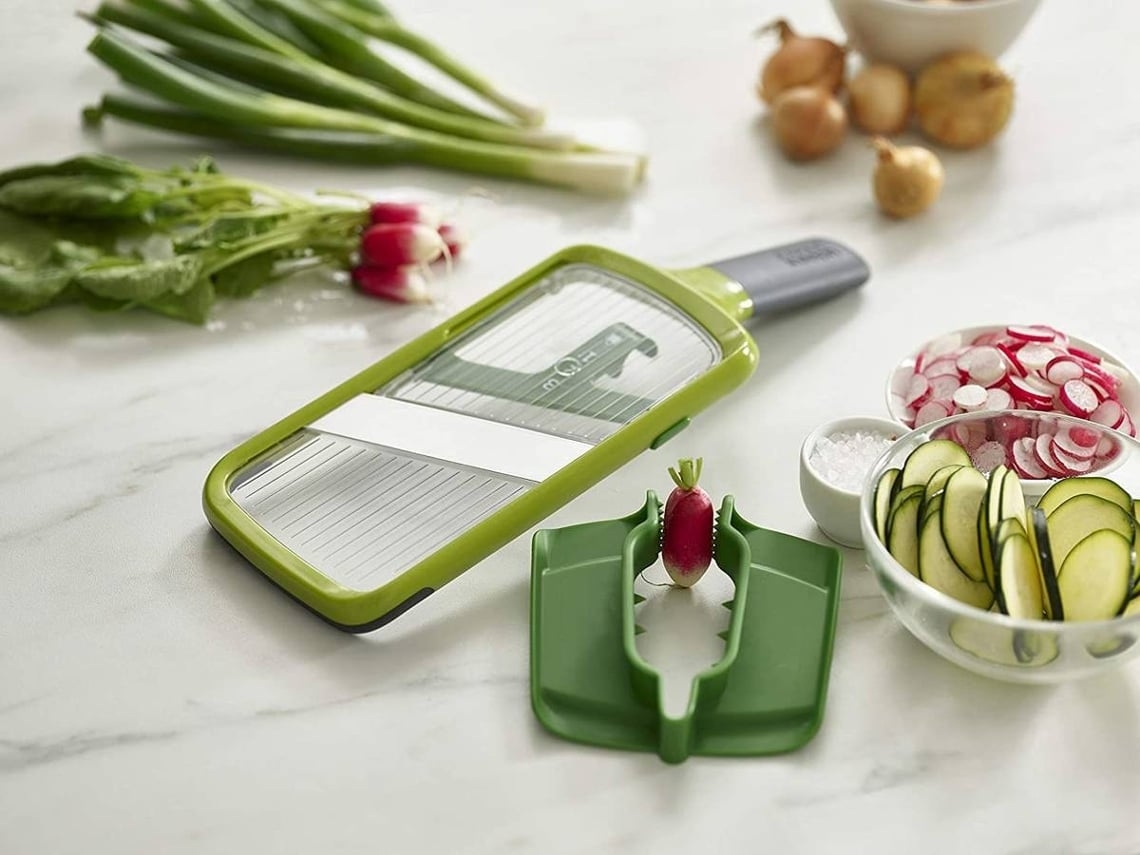 Cortador de verduras multifuncional con mangos ajustables.