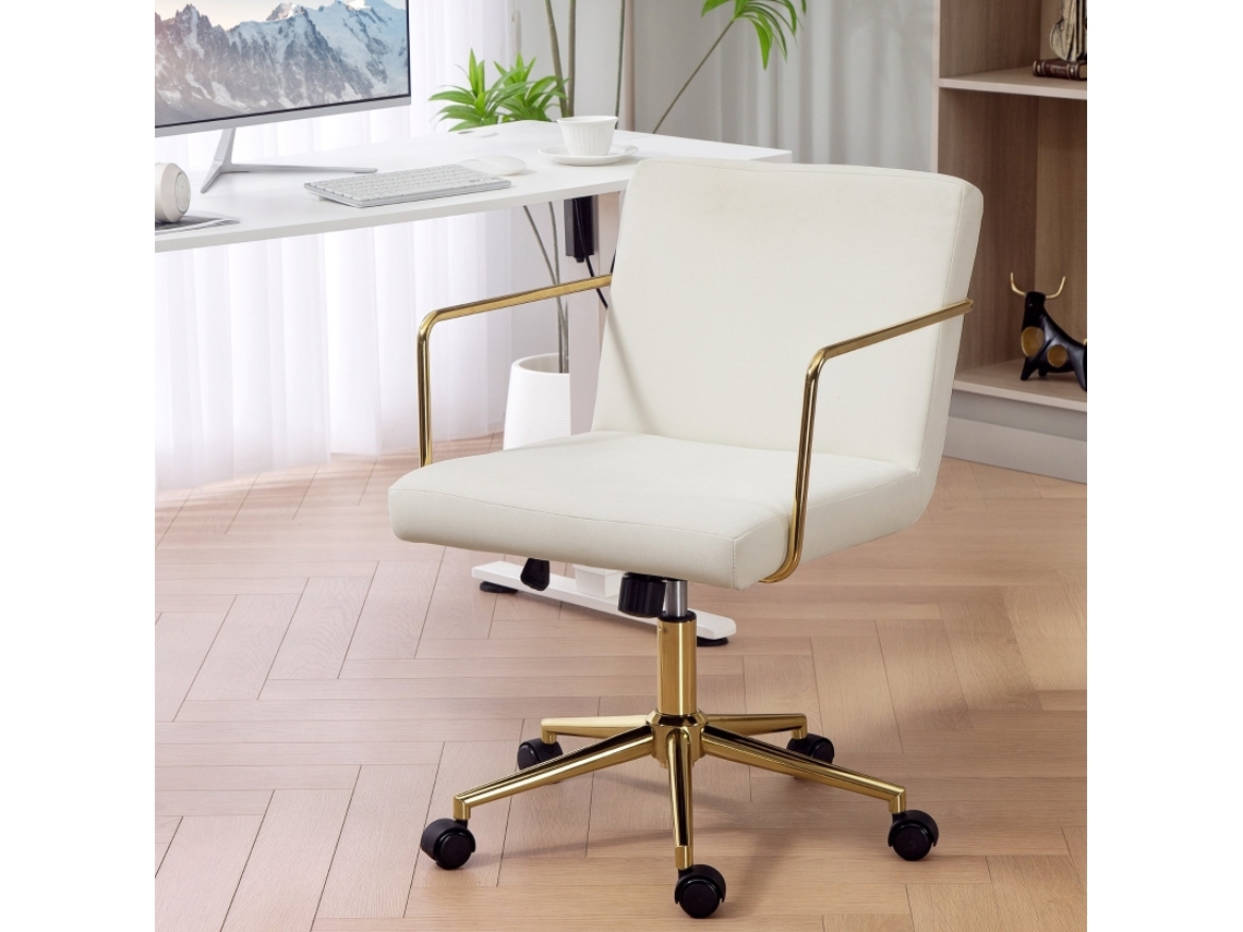 Silla de oficina con ruedas con detalles dorados, base de metal y asiento de tela con textura aterciopelada en color blanco crema.
