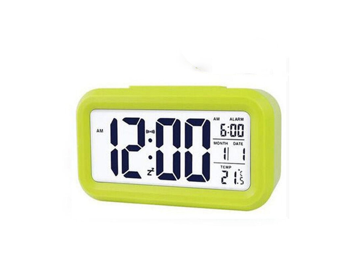 MEOIRUERY Reloj despertador digital a pilas, portátil, con alarma potente, iluminación inteligente, pantalla de fácil lectura y lectura de temperatura interior 