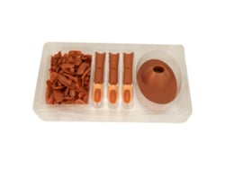 Mano de entrenamiento artístico para uñas con articulaciones flexibles y base marrón para practicar la colocación de uñas postizas.