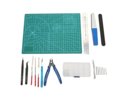 Kit de herramientas para modelismo DIY con pinzas, regla, papel de lija y tapete para aficionados al modelismo.
