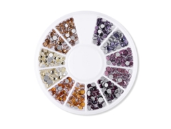 Accesorios para uñas decoradas con pedrería, cristales y apliques de pedrería.