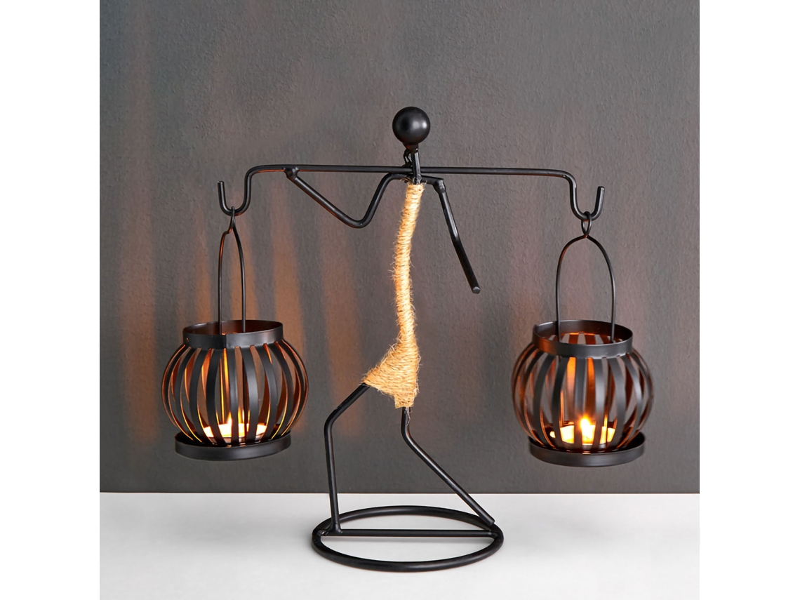 Candelabro de hierro forjado con diseño único para la decoración de bares.