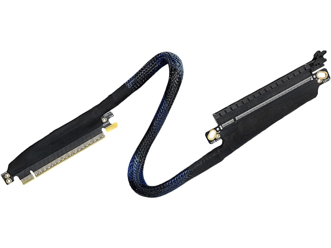 Cable trenzado reforzado para tarjeta de expansión PCIe5 x16 con ángulos de orientación. SFUSHOS