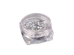 Decoração de unhas com lantejoulas e glitter para manicure branca.