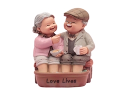 Figurita de resina de una pareja de ancianos para aniversario de bodas.