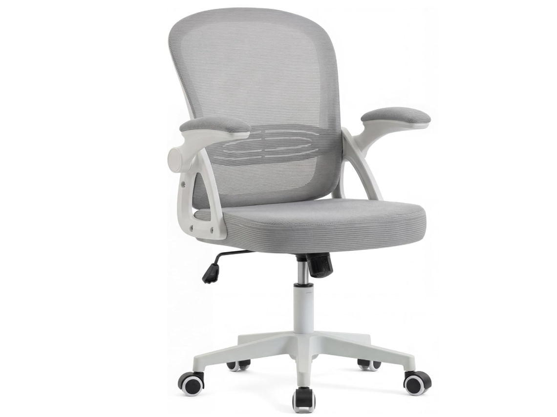 Silla de oficina ergonómica con respaldo ajustable entre 90 y 110° y brazos plegables (90°), con ruedas y regulación de altura. Color gris.