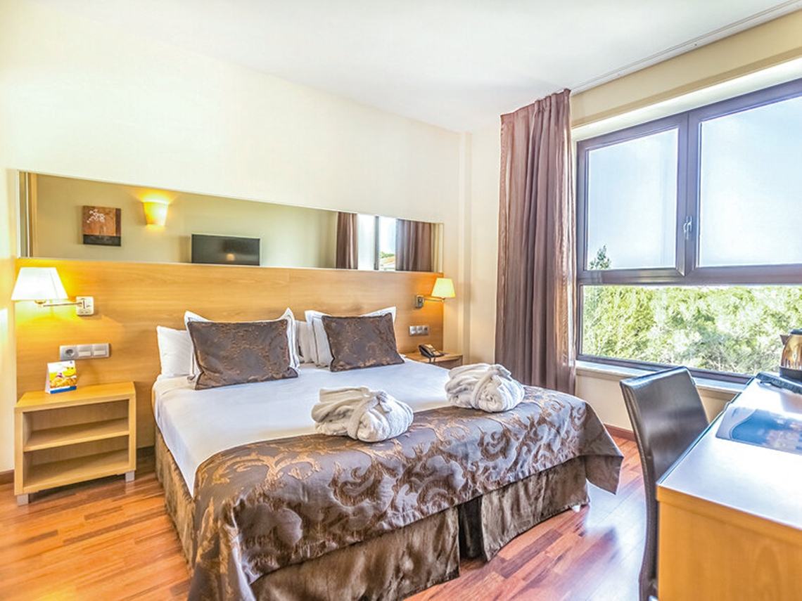 Caja Regalo SMARTBOX Escapada a Sant Pere de Ribes: 2 noches y desayuno en el Hotel Desitges 4* para 2