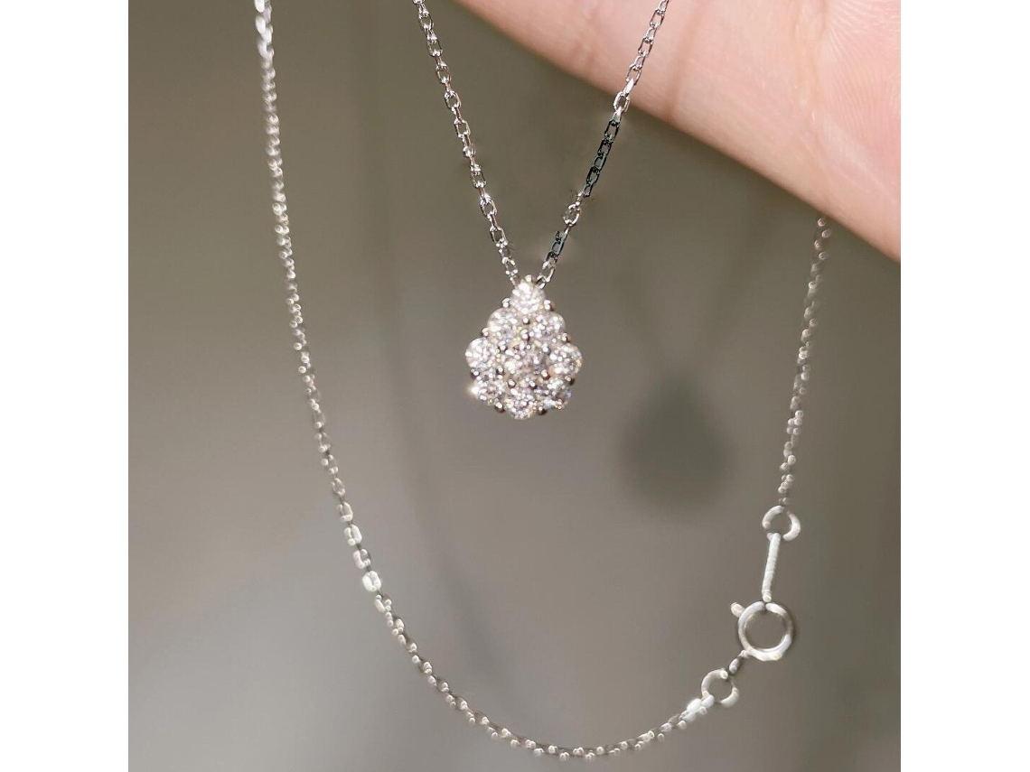(oro Blanco) Un Impresionante Collar Ultrafino De Plata De Ley 925 Con Un Deslumbrante Diseño De Circonita En Forma De Lágrima: Una Pieza De Lujo.