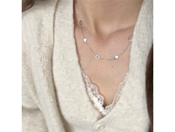 Collar de plata de ley 925 de estilo coreano (oro blanco), con un colgante de trébol de cuatro hojas calado de una sola capa, de estilo delicado y moderno.