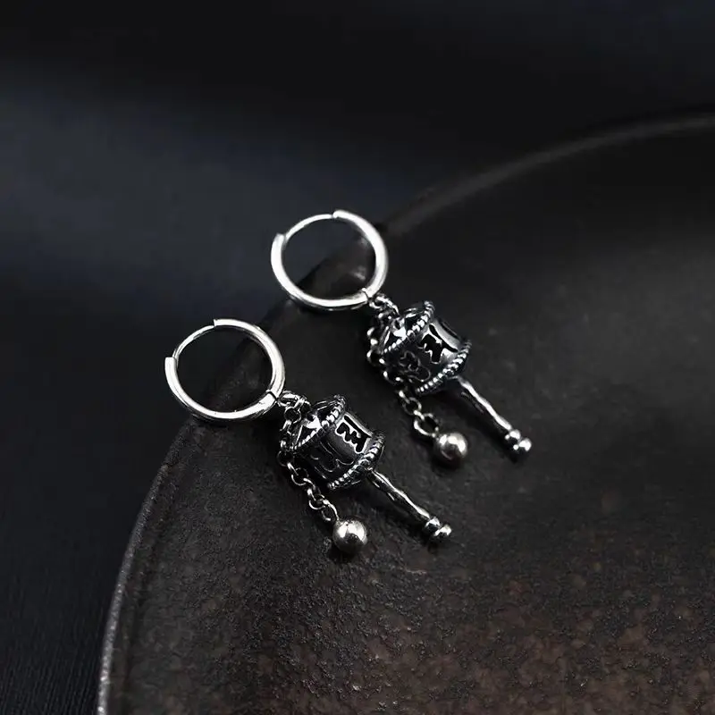 Pendientes budistas tibetanos con rueda de oración y colgante con mantra de seis sílabas. MDUG