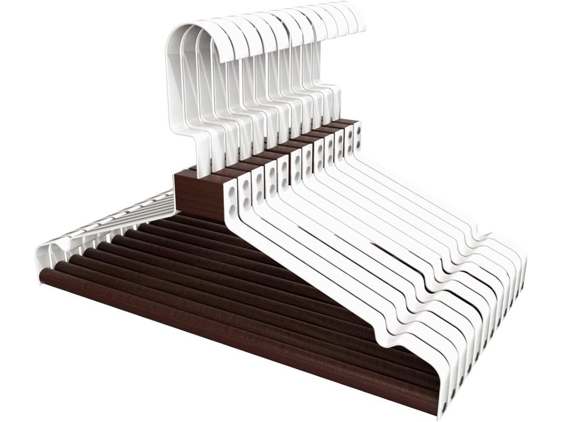 COM-FORT HOUSE | Percha Metal con Barra de Madera y Muescas | Color Blanco | Antideslizantes y Resistentes | Perchas para Ropa | Ideal para Chaquetas, Pantalones o Blusas | 36 Unidades