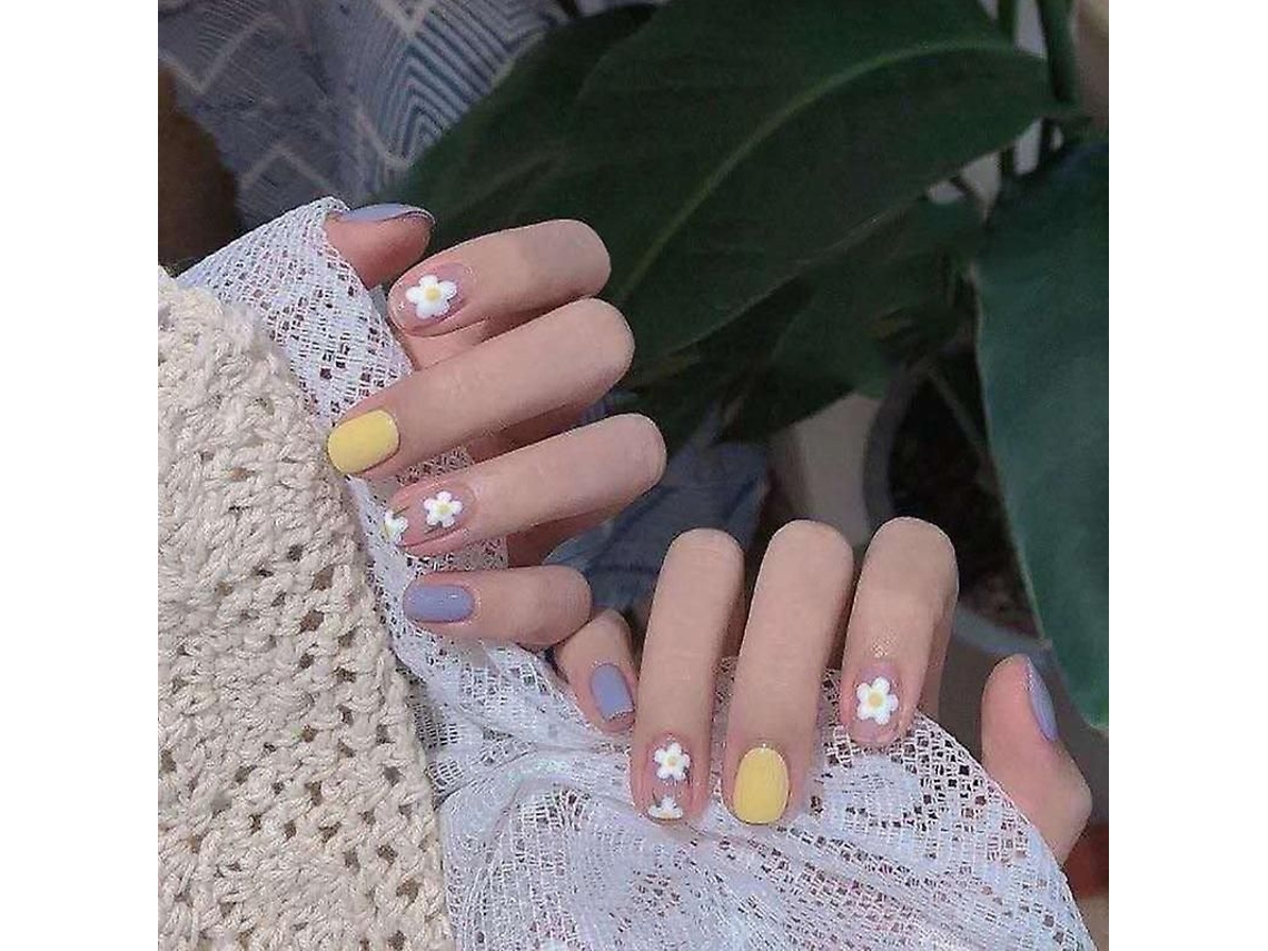 Consejos Para Uñas Postizas Cortas Con Flores Azules Y Amarillas Para Un Look De Uñas Perfecto En Casa.