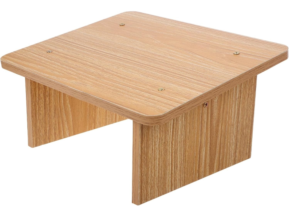 Taburete pequeño de madera maciza, antideslizante e inclinado, color roble rústico.