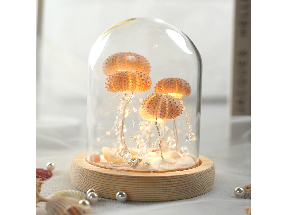 Elegante ramo de flores eternas bajo una cúpula de cristal, con luz LED a pilas para una decoración romántica del hogar.