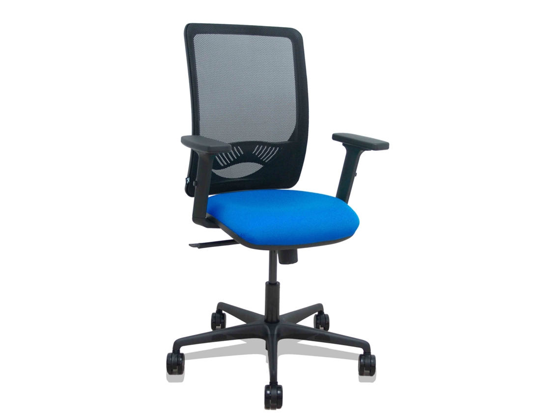 Silla de oficina Zulema con mecanismo sincronizado, tapizada en tela azul y malla negra. Equipada con soporte lumbar 1D, reposabrazos 2D y ruedas de 65 mm.