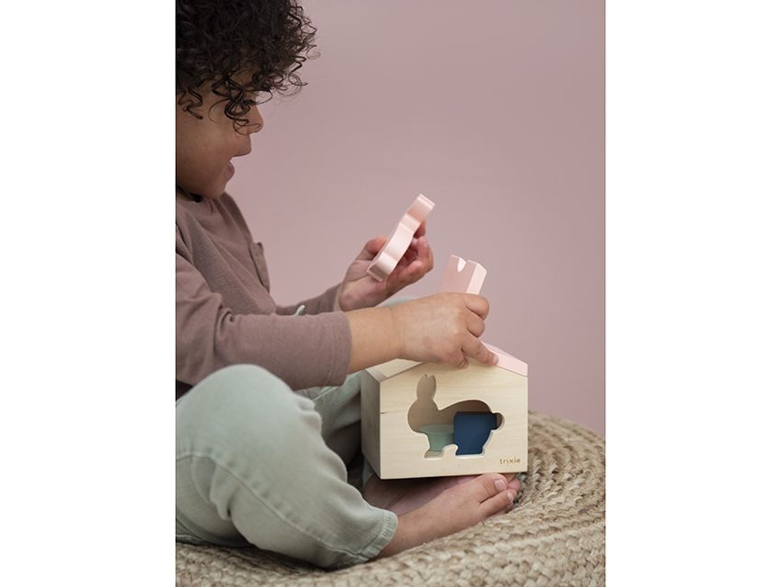 Casa de juegos de madera Trixie, modelo Sra. Rabbit, juguete para clasificar formas, madera con certificación FSC, color rosa.