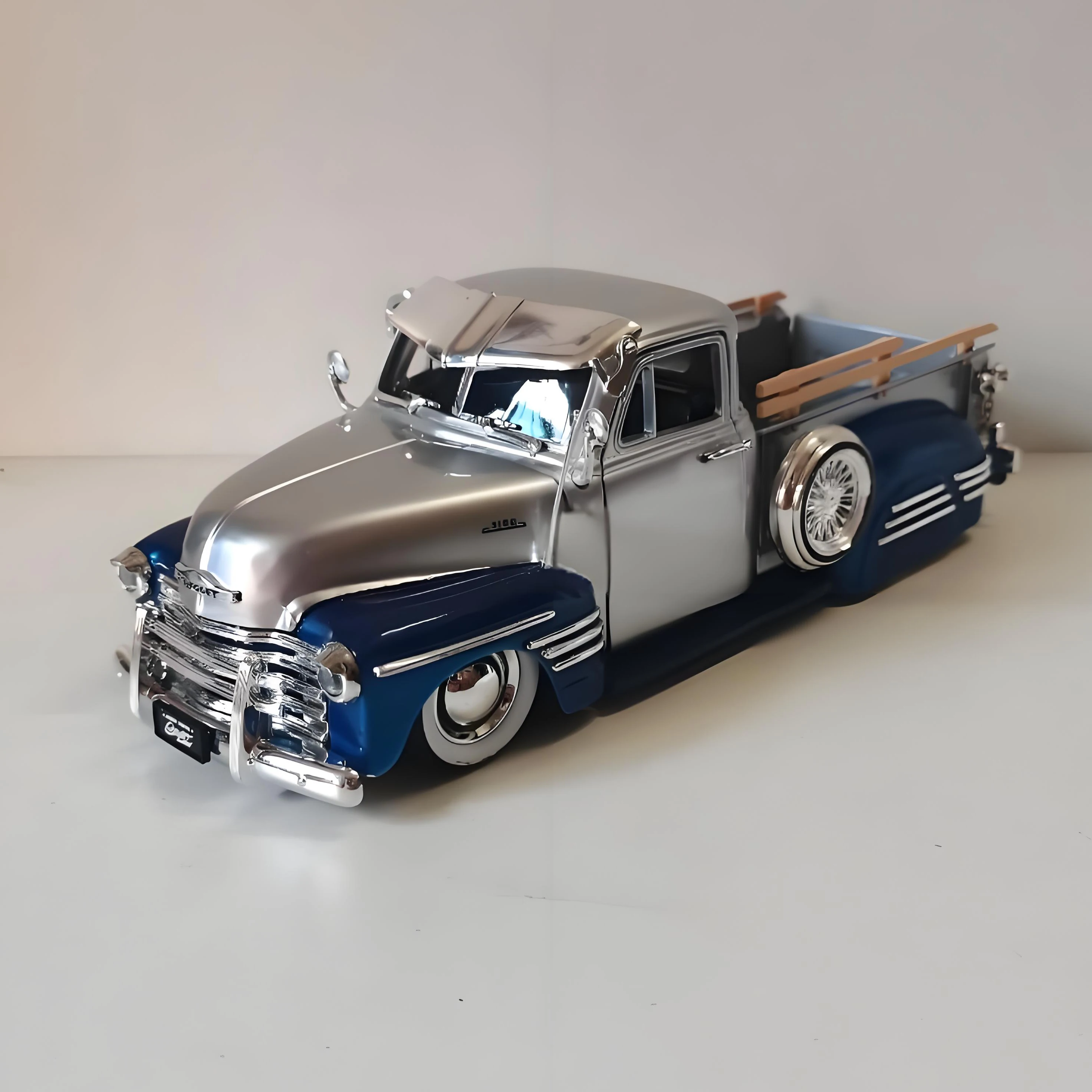 (plata) Modelo De Coche De Aleación A Escala 1:24 Y Modelo De Coche De Juguete.