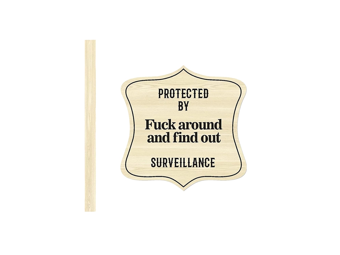 Señal de advertencia de seguridad para jardín exterior, fabricada en madera, con unas dimensiones de 25x25 cm y una altura de 30 cm.