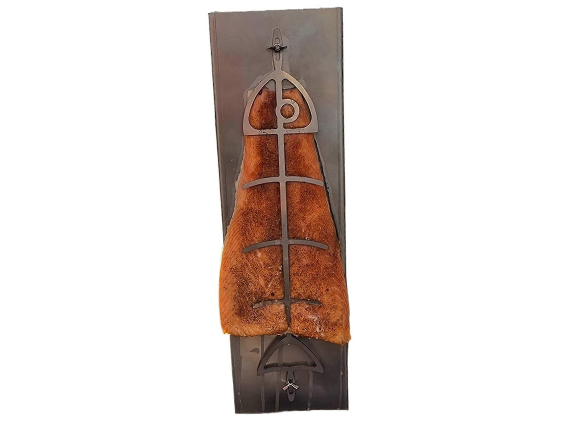 Parrilla para salmón sobre tabla de madera de cedro para barbacoa, con soporte reversible de acero inoxidable y altura ajustable.
