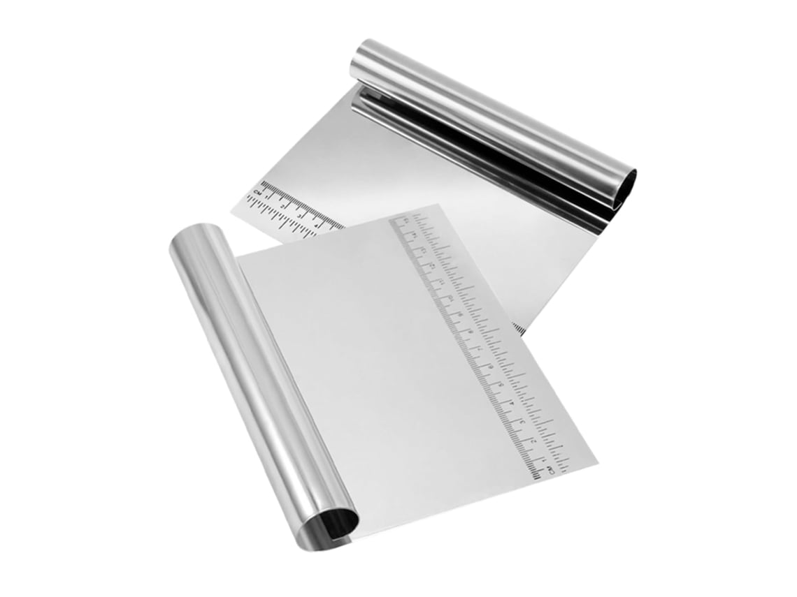 Raspador De Metal Para Pasteles. Una Herramienta De Cocina Con Una Variedad De Usos, De Tamaño Pequeño, Lig...