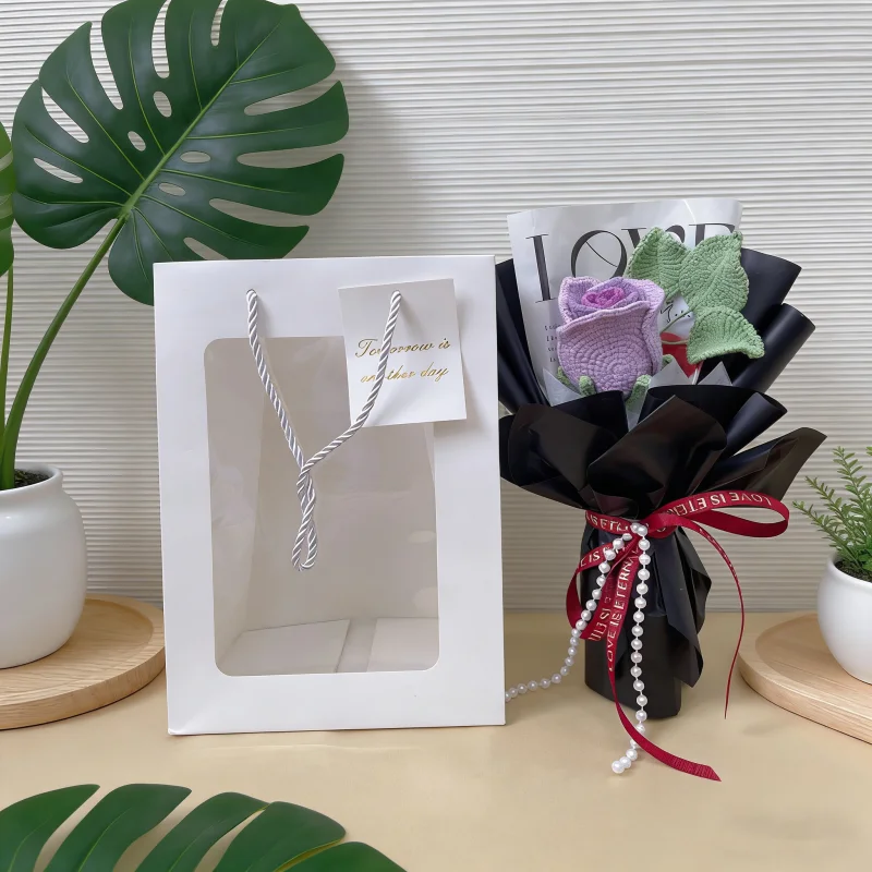 Ramo De Rosas Artificiales De Ganchillo Con Bolso: Un Regalo Creativo Para San Valentín.