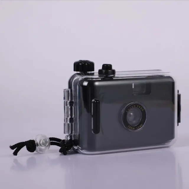 Cámara analógica (negra), compacta, apta para película de 35 mm.