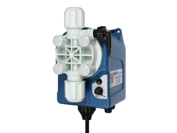 Bomba dosificadora Invikta Kcs Seko de PVDF y PTFE con microprocesador para el control preciso de productos químicos en agua - 5 l/h