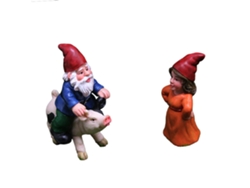 Gnomos montando cerdos y estatuas de enanos en un jardín