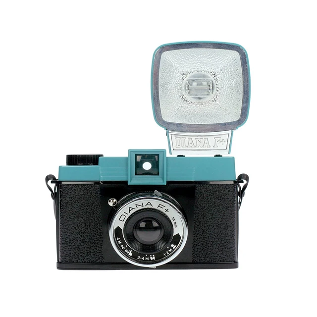 Cámara retro (color clásico) con flash, película mágica con música retro.