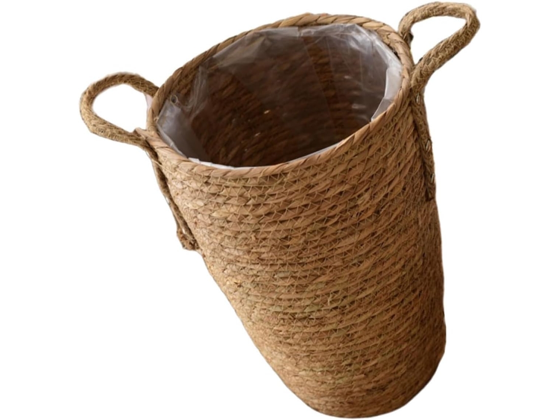 Cesta De Almacenamiento De Paja Tejida Con Un Diseño Elegante Y Función Para Ahorrar Espacio Para Plantas En Un Balcón