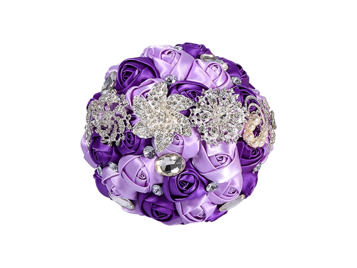 Ramo de novia romántico con flores de cristal, perlas, abalorios y rosas de seda moradas.