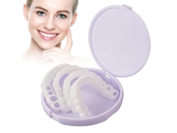 Ortodoncia decorativa para dientes superiores e inferiores.