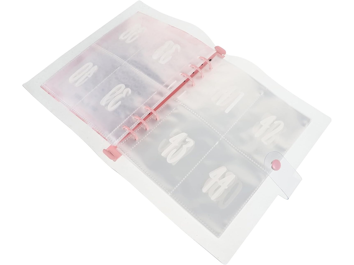 Carpeta de ahorros con sobres de plástico rosa para el reto financiero de 100 días.