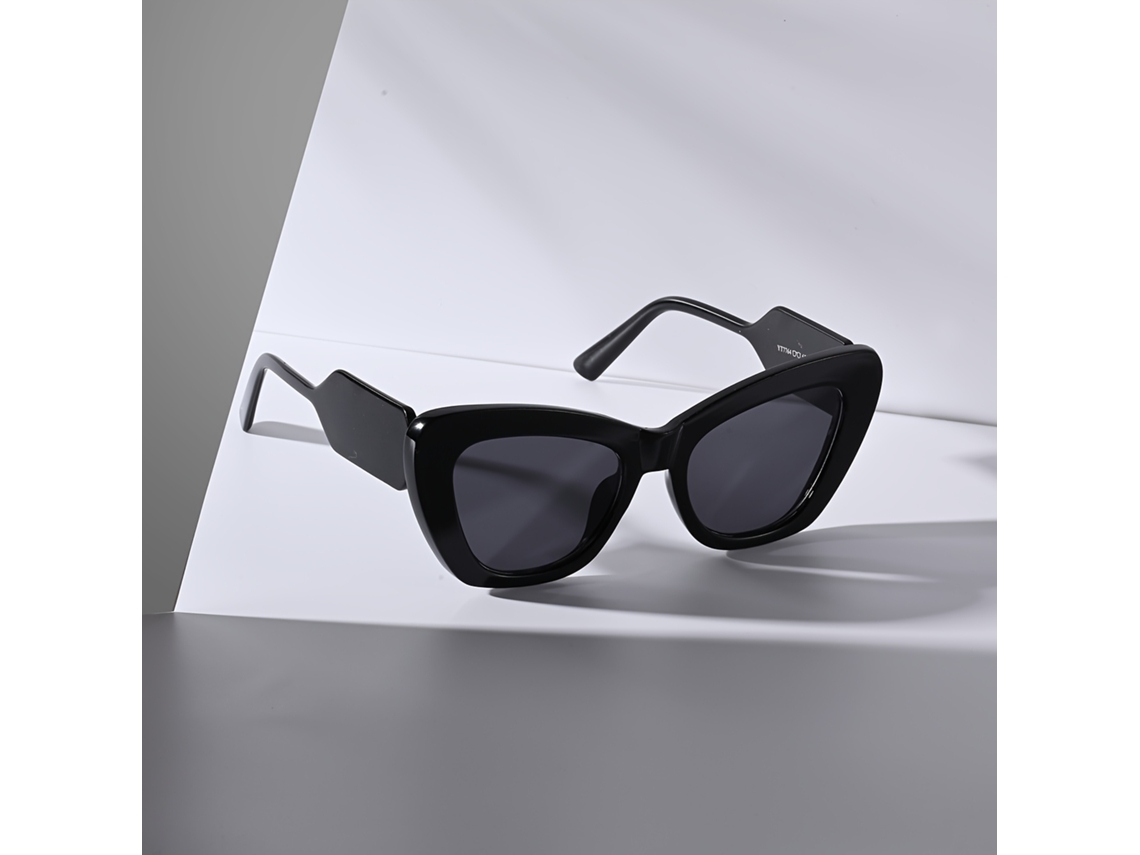 Un Par De Gafas Con Montura Ojo Gato Y Diseño Degradado En Dos Tonos, Adecuadas Para Entornos Oficina Similares. Impermeable Multifunción