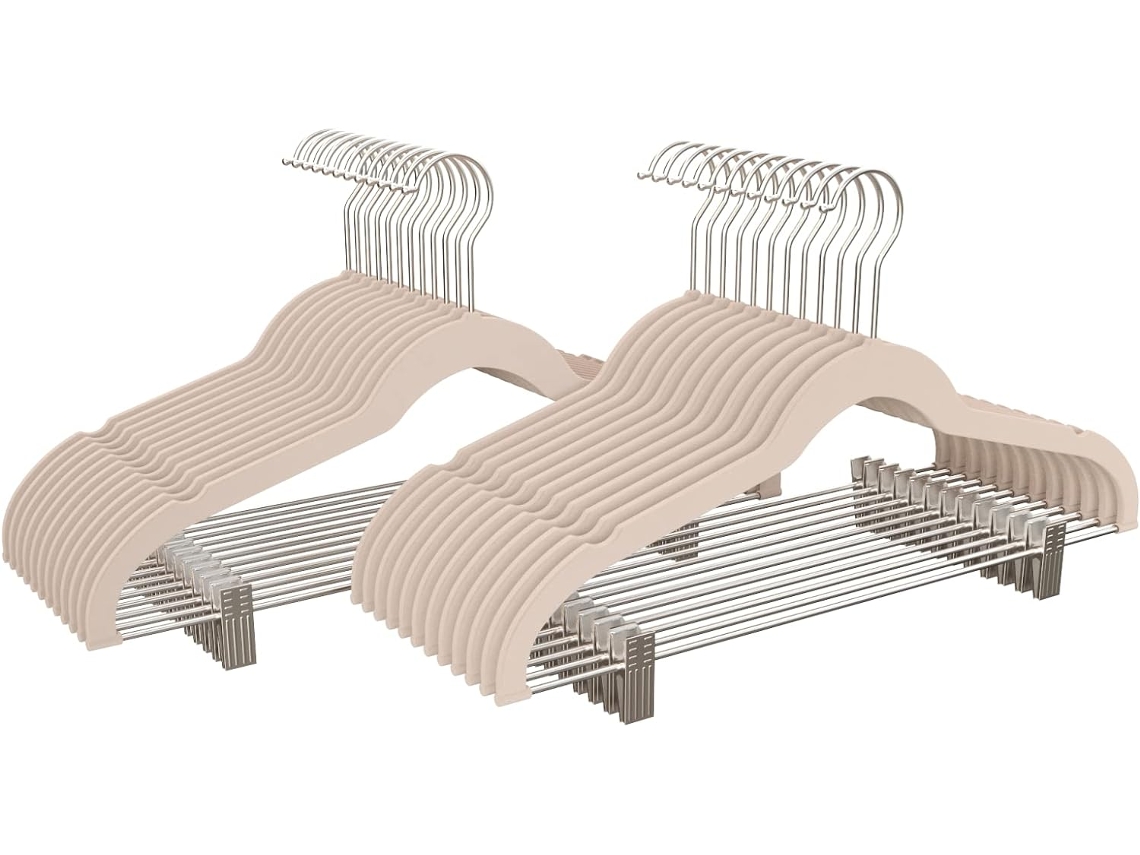 COM-FORT HOUSE | Percha Terciopelo con Pinzas Bronce | Color Beige | Antideslizantes y Resistentes | Perchas para Ropa | Ideal para Chaquetas, Pantalones o Blusas | 24 Unidades
